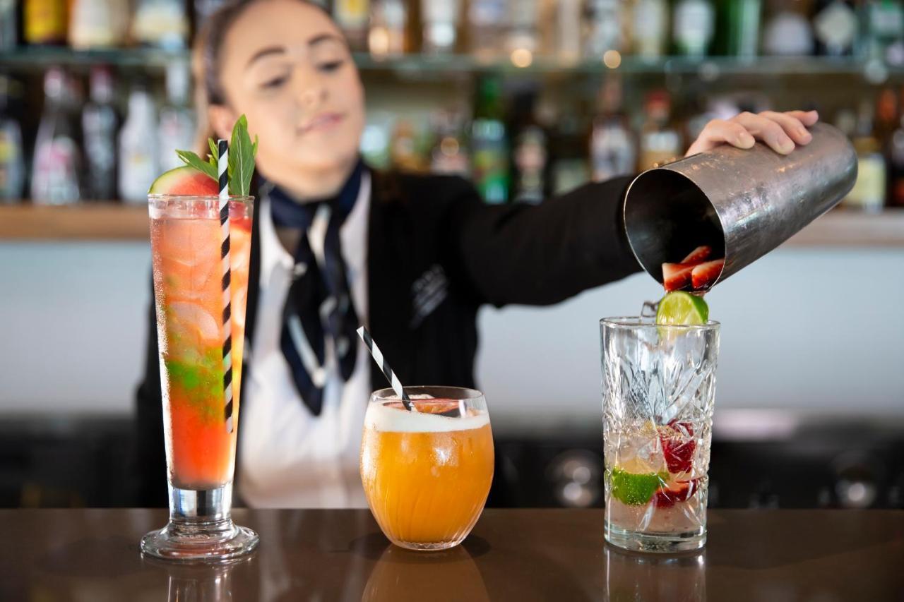 Pullman Magenta Shores Resort Entrance Екстер'єр фото A bartender pouring a drink