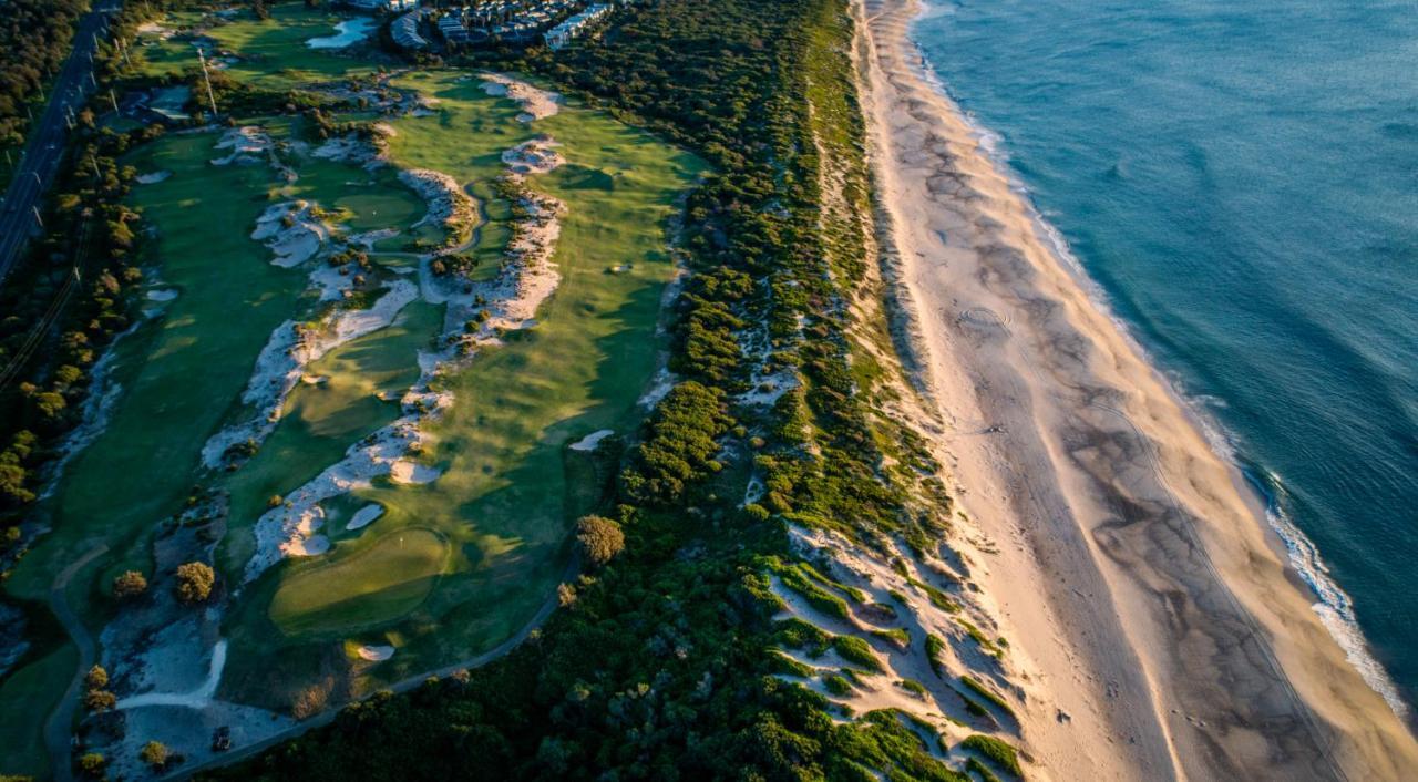 Pullman Magenta Shores Resort Entrance Екстер'єр фото Aerial view of the 18th hole at the 2018 U.S. Open