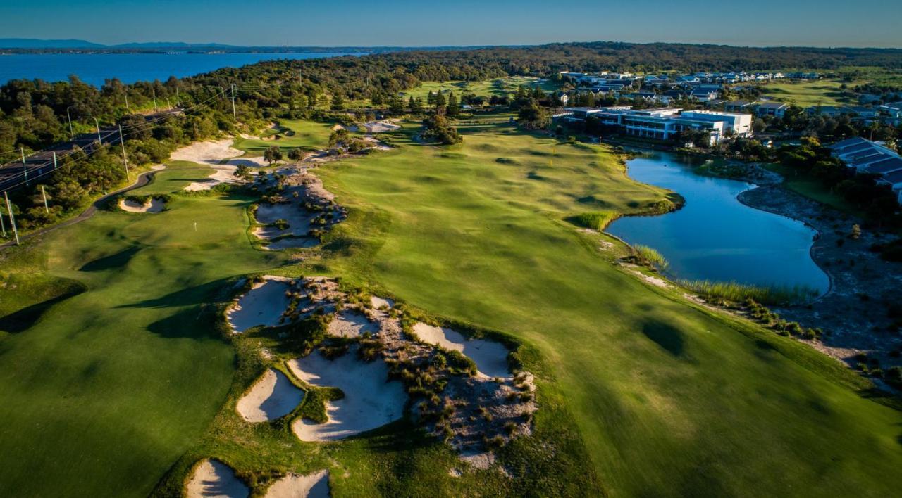 Pullman Magenta Shores Resort Entrance Екстер'єр фото Aerial view of the 18th hole at the 2019 U.S. Open