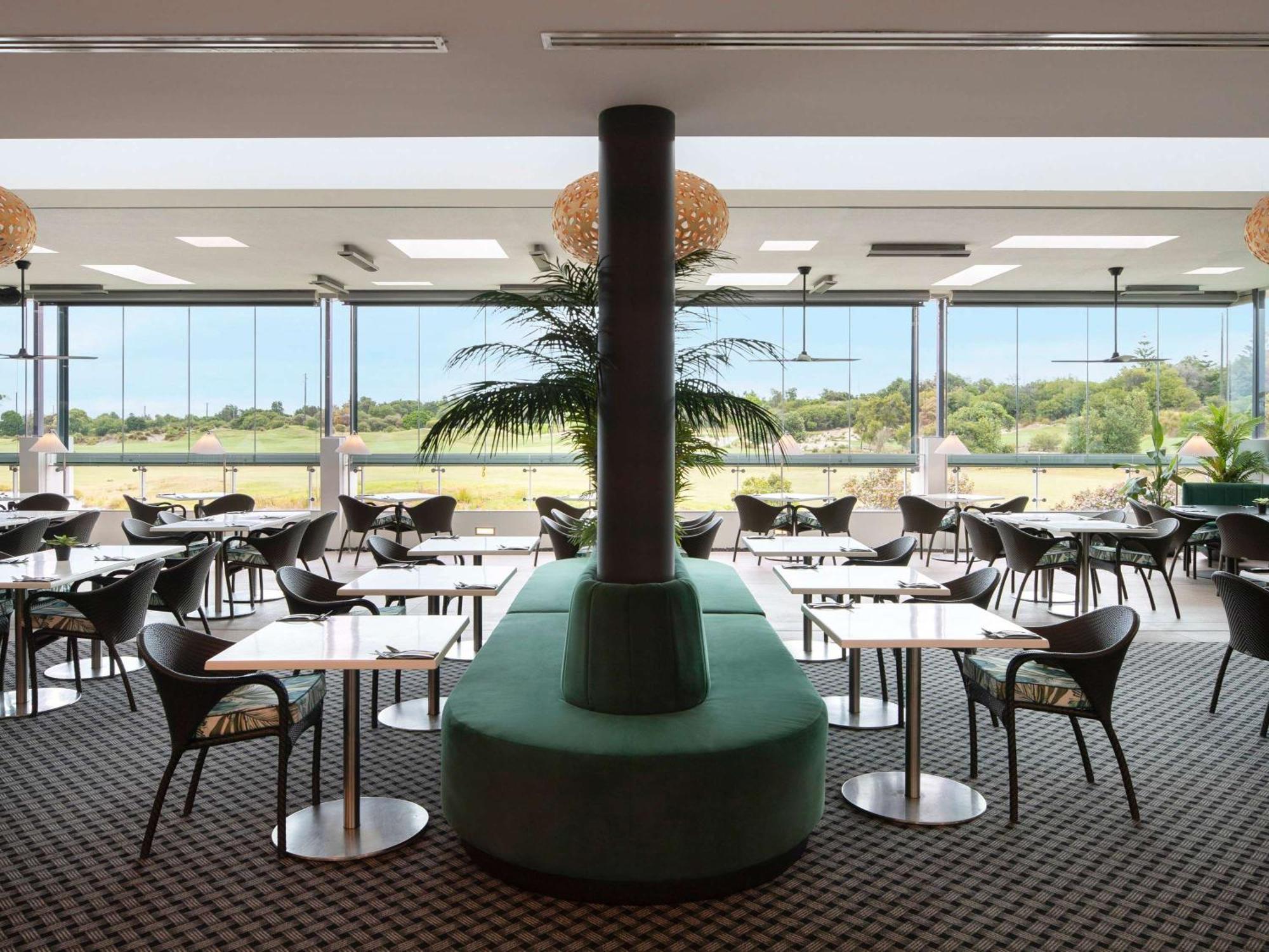 Pullman Magenta Shores Resort Entrance Екстер'єр фото The restaurant at the clubhouse