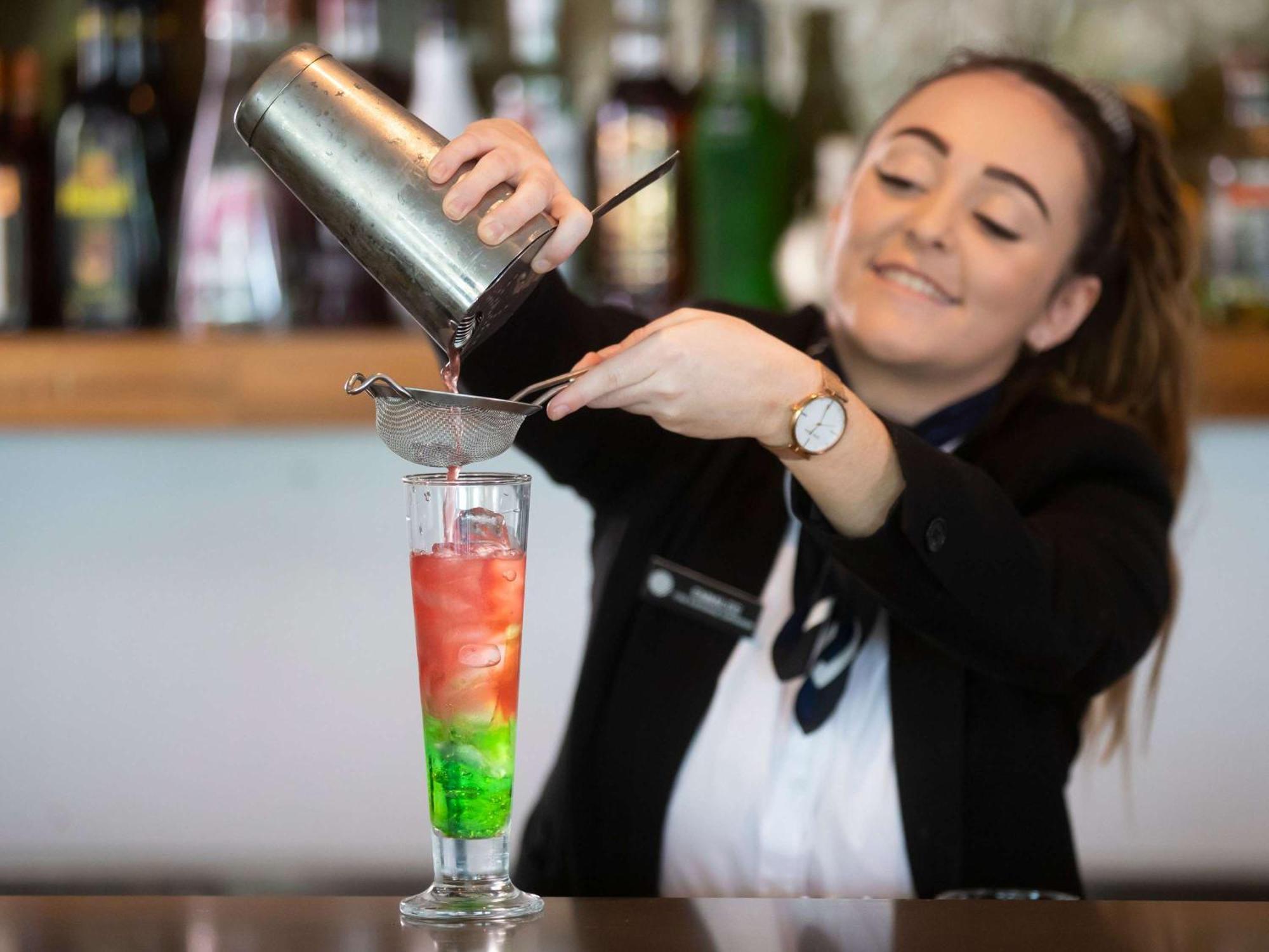 Pullman Magenta Shores Resort Entrance Екстер'єр фото A bartender preparing a cocktail