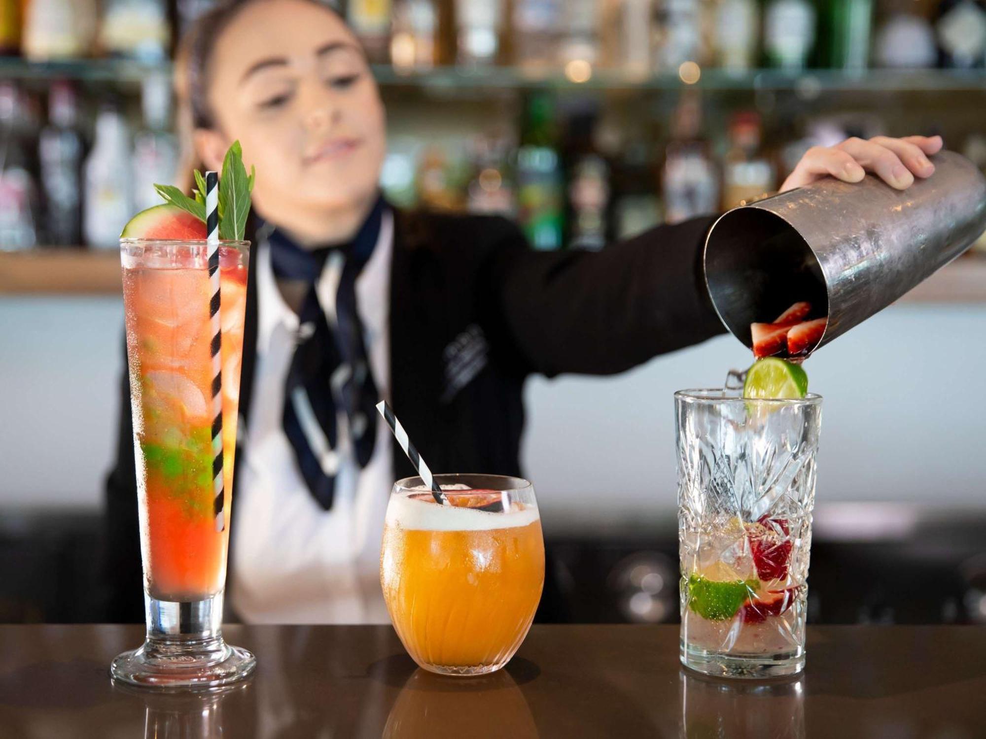 Pullman Magenta Shores Resort Entrance Екстер'єр фото A bartender mixing drinks