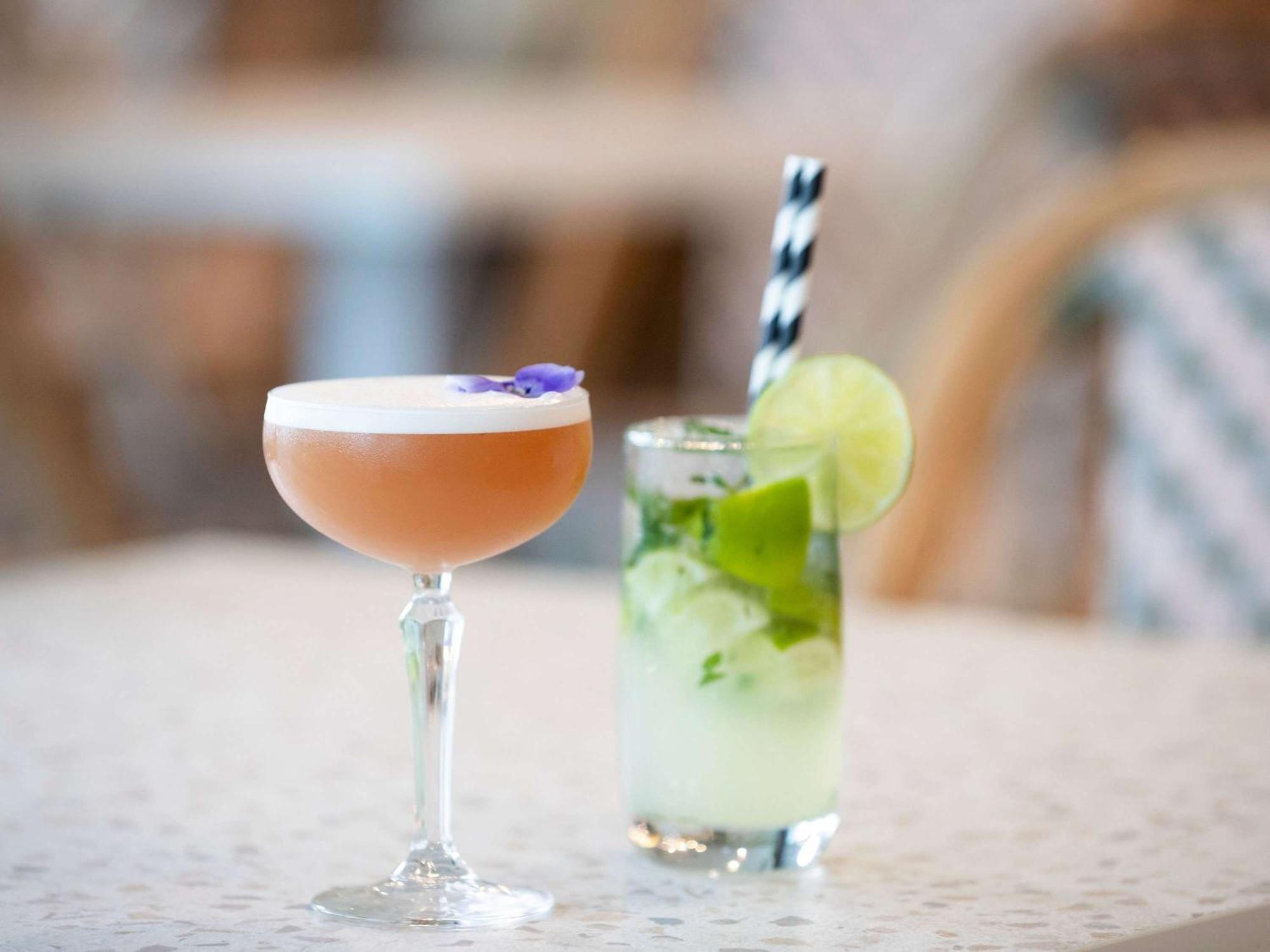 Pullman Magenta Shores Resort Entrance Екстер'єр фото A Clover Club (left) and a Mint Julep (right)