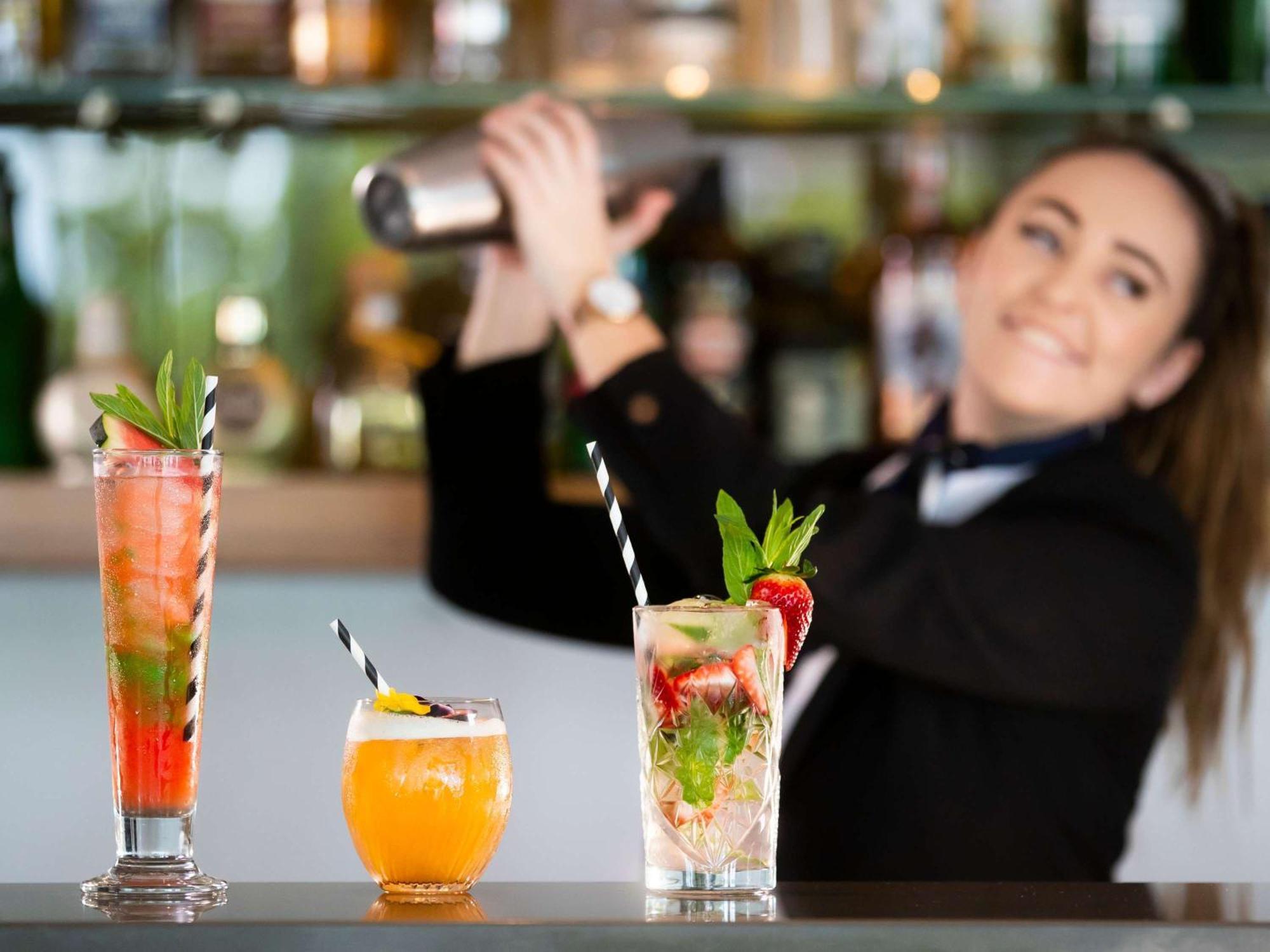 Pullman Magenta Shores Resort Entrance Екстер'єр фото A bartender shaking a cocktail